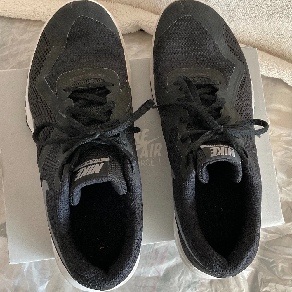 Nike Black and White Athletic Shoes - Picture 2 of 9